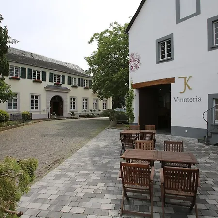 Karolingerhof 4*